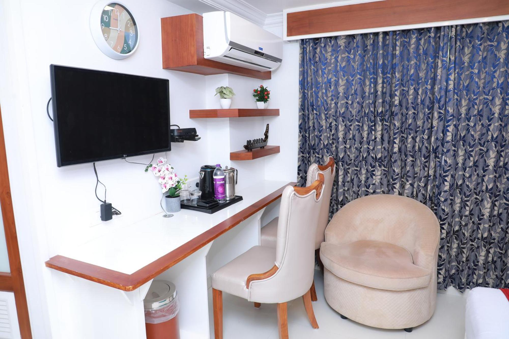 Excellency Airport Hotel Kochi Екстер'єр фото